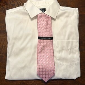 (038) NWT men’s beautiful pink and silver tie. 100% silk. Very well-made.